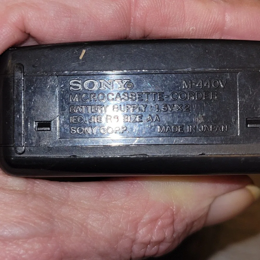 Sony M-440V Microcassette-Corder Voice Recorder VOR Handheld Tape Player Cracked